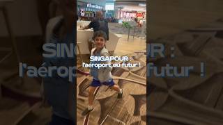 Un toboggan pour se rendre à la porte d’embarquement  Singapour l’aéroport du futur singapour [upl. by Imeaj]