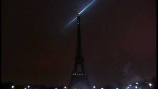 Nouvel An  la Tour Eiffel shabille de lumière [upl. by Vod]