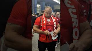 Mariusz Pudzianowski udawał że jedzie z kibicami na mecz Polski [upl. by Sidras709]