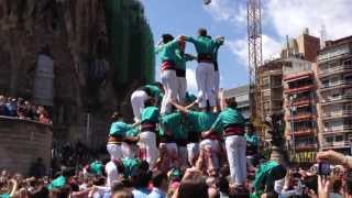 Accidente en Castellers Sagrada Familia Barcelona [upl. by Hepsoj]