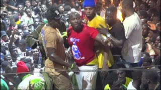 Parcelles Assainies  Modou Lo accueillit en fanfare chez lui après sa victoire [upl. by Stelle924]