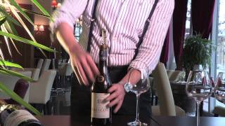 Astuces du sommelier  comment déboucher une bouteille de vin [upl. by Akemed]