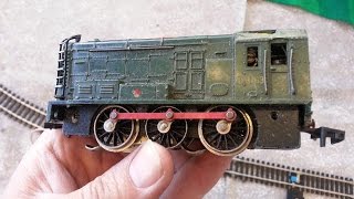 OO Hornby Dublo 3RAIL 3231 060 BR Green DIESEL 08 SHUNTER D3763 being examined [upl. by Ainehs]