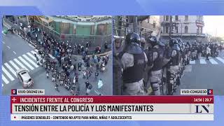 Tensión entre la policía y los manifestantes incidentes frente al Congreso [upl. by Ellegna]