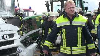 Trecker rammt Lkw  Fahrer im Führerhaus eingeklemmtmpg [upl. by Banna]