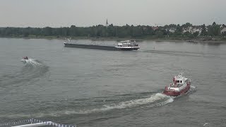 Schlauchboot kollidiert beinahe mit Frachter  6 Personen im Rhein Höhe Mondorf am 26817 [upl. by Galligan186]