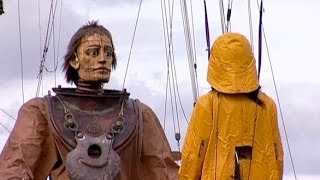 La petite géante et le scaphandrier Royal de Luxe 2009 [upl. by Ody424]