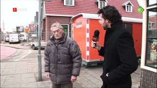 Jakhals Erik krijgt klappen in Volendam voor De Wereld Draait Door DWDD 19112010 [upl. by Ilohcin537]