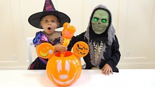 Диана и Рома собирают конфеты на Хеллоуин Halloween Trick or Treat  Diana and Roma [upl. by Pish]