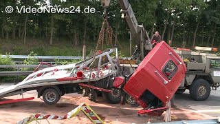 16062016  VN24  Autotransporter raste in Arbeitsfahrzeug auf der A44 bei Werl  Vollsperrung [upl. by Shuler21]