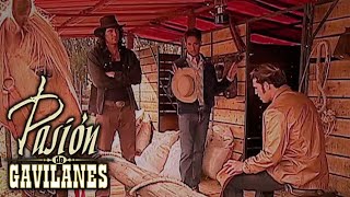 Pasion de Gavilanes  Juan y Franco se burlan de Oscar por su aventura con Leandro [upl. by Elocel]