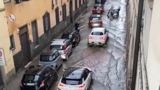 Maltempo a Firenze via dei Serragli diventa un fiume [upl. by Lipsey]