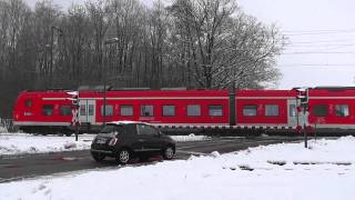 Bahnübergang quotGoldshöfequot Rainau  handgekurbelte Schranken mit seltenen Lichtzeichen [upl. by Norahs]