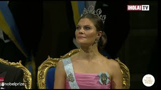 Victoria de Suecia rescata un vestido que su madre usó en 1995  ¡HOLA TV [upl. by Kotick293]